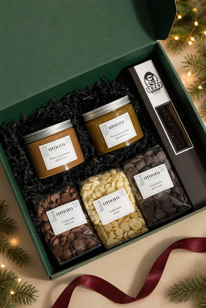 Zestaw prezentowy Coś Dobrego UMAM – pasta migdałowa aksamitna, pasta pistacjowa aksamitna, laski wanilii z madagaskaru, czekolada mleczna w kaletkach, czekolada deserowa w kaletkach, czekolada biała w kaletkach